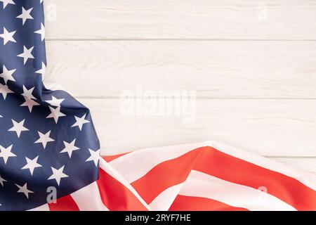 Amerikanische Flagge auf weißem rustikalem Holztisch mit Kopierfläche. Draufsicht Stockfoto