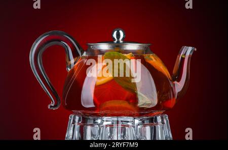 Minztee in einer transparenten Teekanne Stockfoto