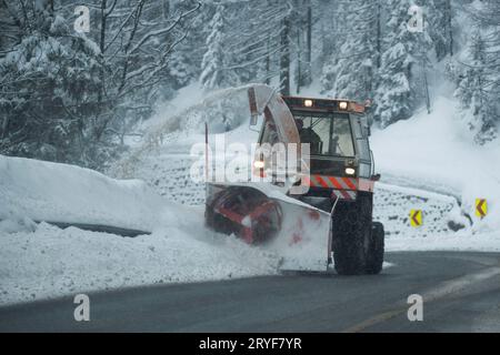 Schneefräse auf einer Landstraße im Winter Stockfoto