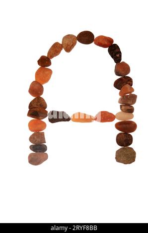 Eine handgefertigte Schriftart mit Steinen, Zeichen der Natur, Stärke, Stabilität und Langlebigkeit. Aufmerksamkeit, die zufällige Muster, Linien, Formen, weißen Hintergrund aufträgt Stockfoto