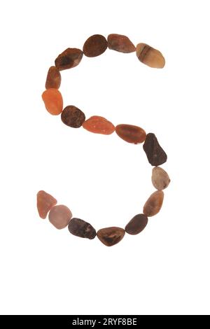 S Schriftart aus Steinen, Zeichen der Natur, Stärke, Stabilität und Langlebigkeit. Aufmerksamkeit, die zufällige Muster, Linien, Formen, weißen Hintergrund aufträgt Stockfoto