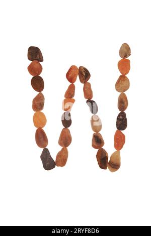 W gefertigte Schriftart mit Steinen, Zeichen der Natur, Stärke, Stabilität und Langlebigkeit. Aufmerksamkeit, die zufällige Muster, Linien, Formen, weißen Hintergrund aufträgt Stockfoto