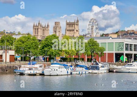 11. Mai 2023: Bristol, UK - Bristol Docks mit Blick auf die Kathedrale und den Wills Memorial Building Tower. Stockfoto