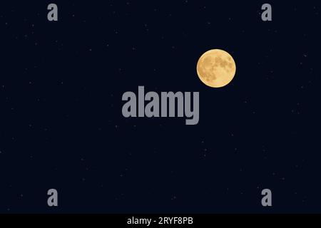 Vollmond im klaren, dunkelblauen Nachthimmel Stockfoto