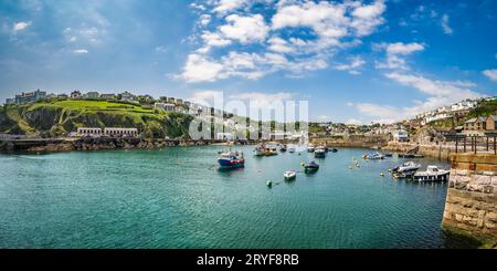 25. Mai 2023: Mevagissey, Cornwall, Vereinigtes Königreich - Panorama des äußeren Hafens von Mevagissey auf der Halbinsel Roseland. Stockfoto