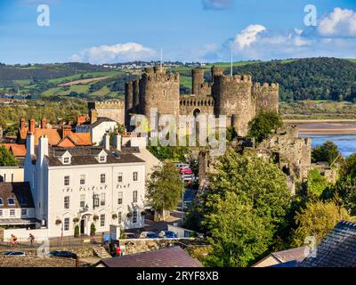 29. September 2023: Conwy, Nordwales - Burg und Stadt, von der Stadtmauer aus gesehen, an einem schönen Herbsttag. Stockfoto