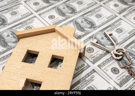Kauf eines Hauses oder Hypothek Konzept. Immobilienpreis. Spielzeughaus auf Dollar-Banknotenhintergrund Stockfoto