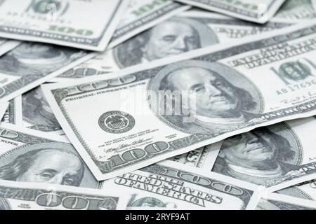 Geldhintergrund. Nahaufnahme von US-Dollar-Banknoten. Hundert Dollarscheine. Amerikanische Währung Stockfoto