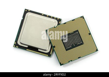 Computer-CPU-Chip auf weißem Hintergrund isoliert. Zentrale Prozessoreinheit Stockfoto