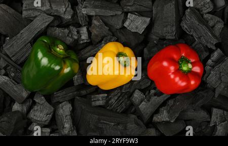 Kochen von Paprika auf Holzkohlegrill Stockfoto