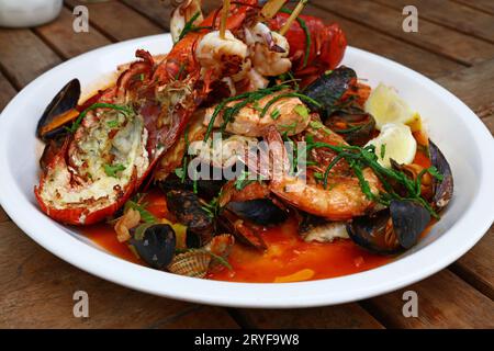 Grillplatte mit Meeresfrüchten auf Holztisch Stockfoto