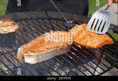 Ich koche Lachs-Fisch-Steak auf dem Grill Stockfoto