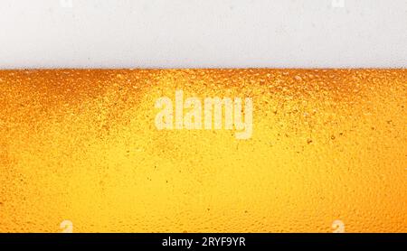 Nahaufnahme Hintergrund von Bier mit Blasen im Glas Stockfoto