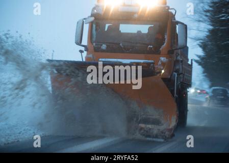 Schneepflug auf der Landstraße Stockfoto