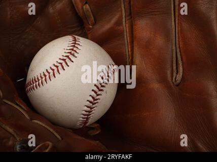 Baseballball in Vintage-Lederhandschuh Stockfoto