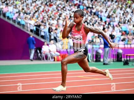 Hangzhou, chinesische Provinz Zhejiang. Oktober 2023. Salwa Eid Naser Naser aus Bahrain nimmt an den 19. Asienspielen in Hangzhou in der ostchinesischen Provinz Zhejiang am 1. Oktober 2023 Teil, wo die Frauen 200 m Hitze der Leichtathletik spielen. Lied Yanhua/Xinhua/Alamy Live News Stockfoto