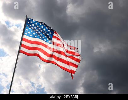 US-amerikanische Flagge winkt im stürmischen, bewölkten Himmel Stockfoto