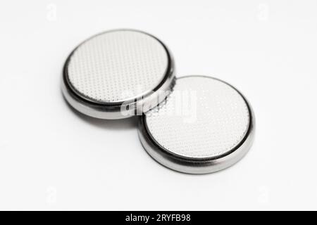 Knopfzellenbatterie oder Knopfzellenbatterie isoliert auf weißem Hintergrund Stockfoto