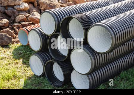 Stapel von Polyethylen-Entwässerungsrohren im Freien Stockfoto