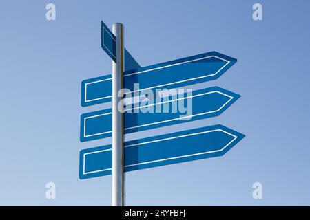 Leeres Schild am blauen Himmel. Modell, Vorlage Stockfoto