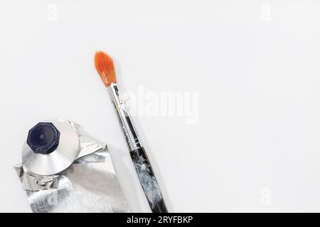 Künstler Pinsel und drücken Ölfarbe Rohr auf weißem Leinwand Hintergrund. Speicherplatz kopieren Stockfoto