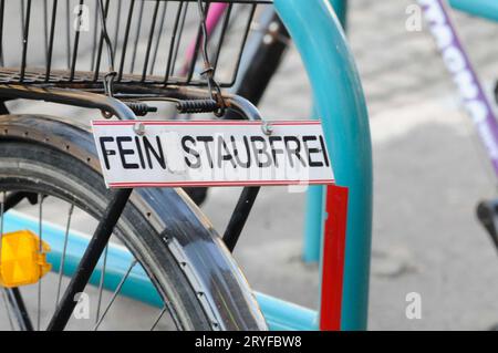 Partikel- und Abgasverschmutzung beim Radfahren Stockfoto