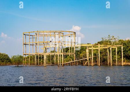 Blick auf die einst berühmten Ruinen des Ariau Hotels in der Nähe von Manaus Brasilien von oben Stockfoto