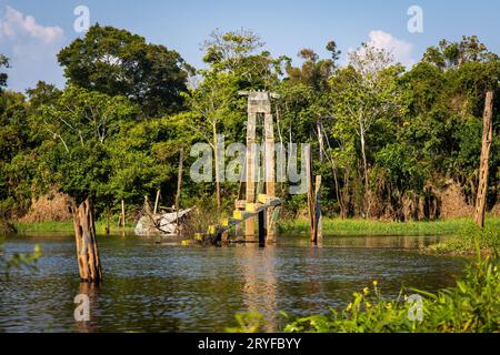 Blick auf die einst berühmten Ruinen des Ariau Hotels in der Nähe von Manaus Brasilien von oben Stockfoto