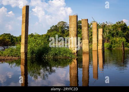 Blick auf die einst berühmten Ruinen des Ariau Hotels in der Nähe von Manaus Brasilien von oben Stockfoto