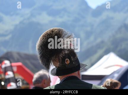 Büschel aus Gämsen, getragen als Hutdekoration Stockfoto