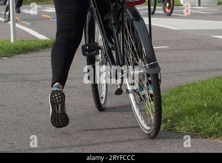 Radfahren im Alter Stockfoto