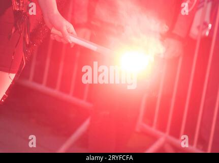 Bengalische Lichter bei einer Protestkundgebung Stockfoto