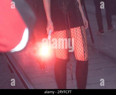 Bengalische Lichter bei einer Protestkundgebung Stockfoto