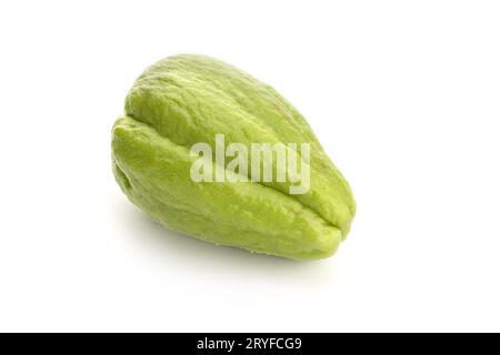 Chayote Frucht isoliert auf weißem Hintergrund. Sechium edule Stockfoto