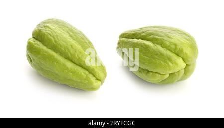 Grüne Chayote-Frucht isoliert auf weißem Hintergrund. Sechium edule Stockfoto