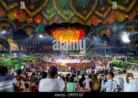 Dubai, VAE - 4. November 2021: Feier von Diwali, Festival of Lights auf der Expo2020. Vorstellung mit Tänzern und Kulturgr Stockfoto