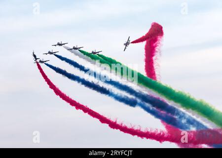 ABU DHABI, VAE - 02. DEZEMBER 2018: Al Fursan Kunstflugteam macht Stunts am Himmel in Abu Dhabi, VAE Stockfoto