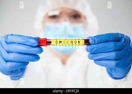 Arzt medizinischer Arbeiter hält Probenhalter mit Omicron Variant Coronavirus Patient Blutprobe Stockfoto