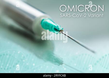 Weiße Spritze mit grüner Nadel auf reflektierendem Hintergrund mit dem Text OMICRON SARS-CoV-2 Stockfoto