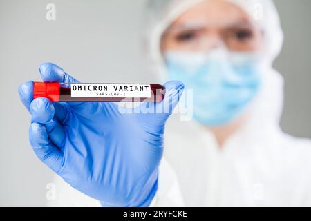 Arzt medizinischer Arbeiter mit Probenhalter für Reagenzgläser mit Omicron-Variante Coronavirus-Patie Stockfoto