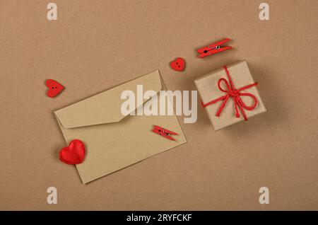 Brauner Valentinspaket und Kartenumschlag aus Papier Stockfoto