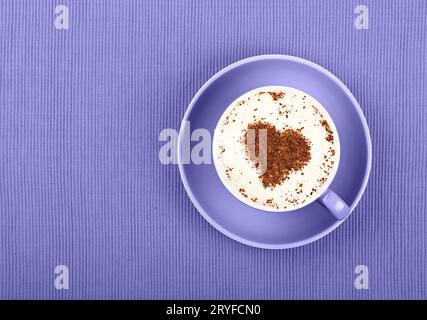 Schließen Sie Latte Cappuccino Kaffeetasse auf lila Stockfoto
