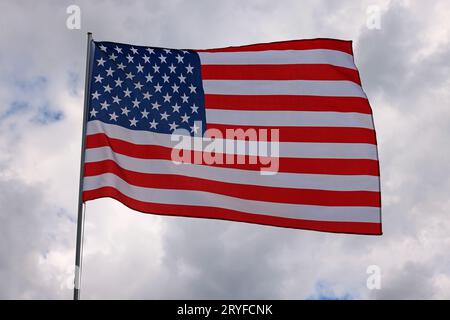 US-amerikanische Flagge winkt im stürmischen, bewölkten Himmel Stockfoto