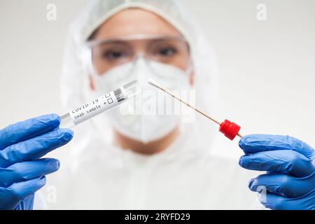 Labortechniker halten PCR-Testkit Stockfoto