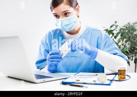 Junge Ärztin oder Apotheker verschreibt dem Patienten Medikamente per Internetanruf Stockfoto