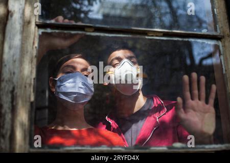 Ein junges asiatisches Paar in Quarantäne Stockfoto