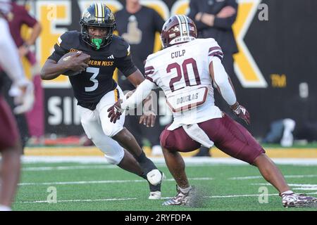 30. SEPTEMBER 2023: Southern Miss Golden Eagles Running Back Frank Gore Jr. (3) versucht, die Sicherheit der Texas State Bobcats Kaleb Culp (20) während eines College-Fußballspiels zwischen den Southern Miss Golden Eagles und den Texas State Bobcats im M. M. Roberts Stadium in Hattiesburg, Mississippi, kennenzulernen. Bobby McDuffie/CSM (Bild: © Bobby McDuffie/Cal Sport Media) Stockfoto