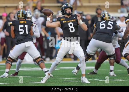 30. SEPTEMBER 2023: South Miss Golden Eagles Quarterback Billy Wiles (8) trifft während eines College-Fußballspiels zwischen den Southern Miss Golden Eagles und den Texas State Bobcats im M.M. Roberts Stadium in Hattiesburg, Mississippi. Bobby McDuffie/CSM Stockfoto