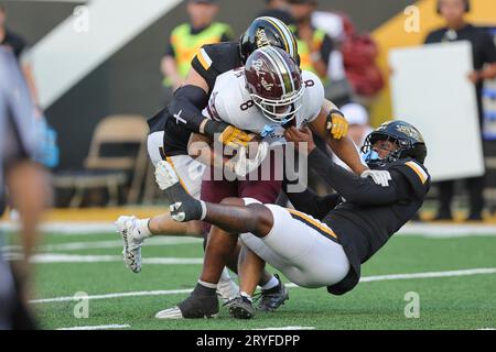 30. SEPTEMBER 2023: Texas State Bobcats Running Back Donerio Davenport (8) wird von Southern Miss Golden Eagles Safety Jay Stanley (7) und Linebacker Swayze Bozeman (28) während eines College-Fußballspiels zwischen den Southern Miss Golden Eagles und den Texas State Bobcats im M. Roberts Stadium in Hattiesburg, Mississippi, angegriffen. Bobby McDuffie/CSM (Bild: © Bobby McDuffie/Cal Sport Media) Stockfoto