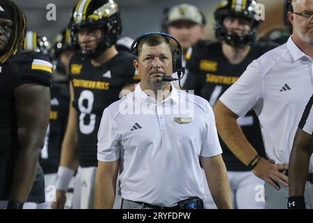 30. SEPTEMBER 2023: Southern Miss Golden Eagles Cheftrainer will Hall wartet auf die Entscheidung über ein Replay während eines College-Fußballspiels zwischen den Southern Miss Golden Eagles und den Texas State Bobcats im M. M. Roberts Stadium in Hattiesburg, Mississippi. Bobby McDuffie/CSM Stockfoto